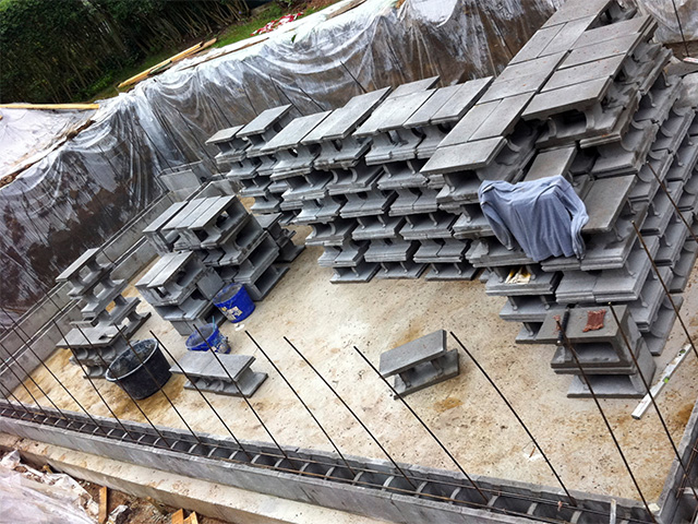 Betonschalsteine Schwimmbecken