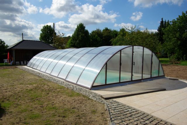 Schwimmbecken 10*4*1,5m mit innenliegender Treppe und Podest