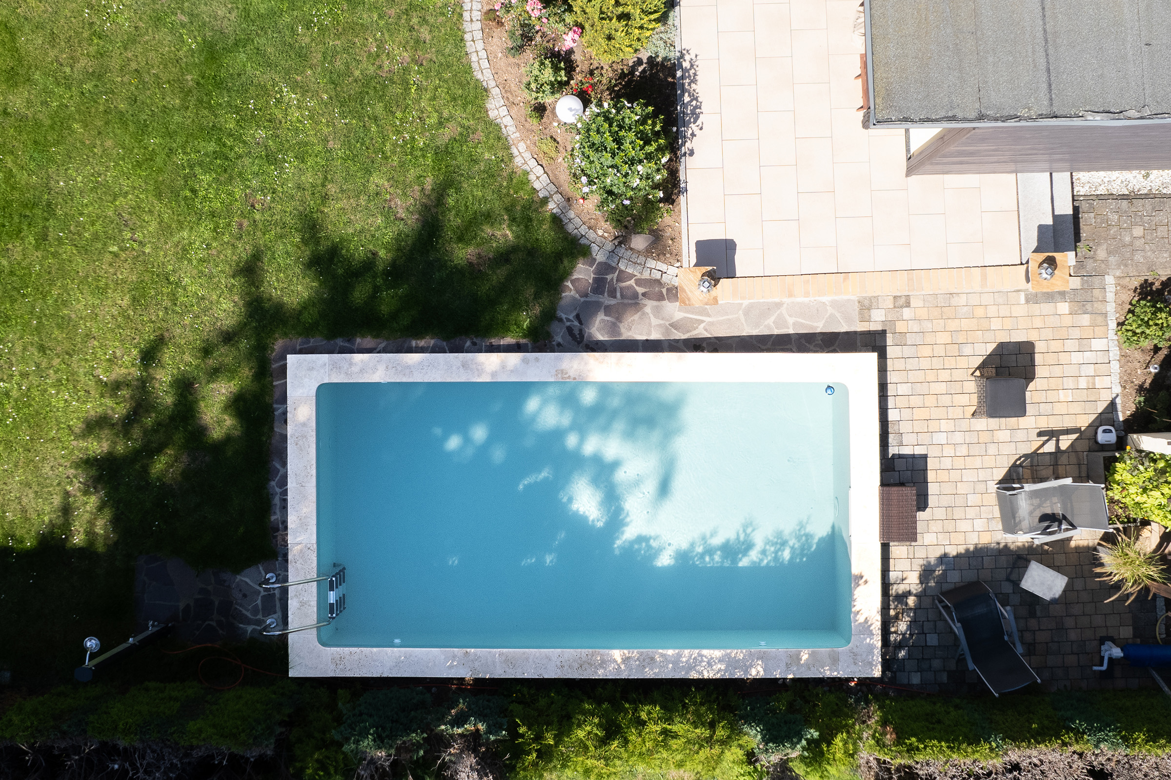 Hellgraues PP Schwimmbecken mit Einbauteilen von Astral 