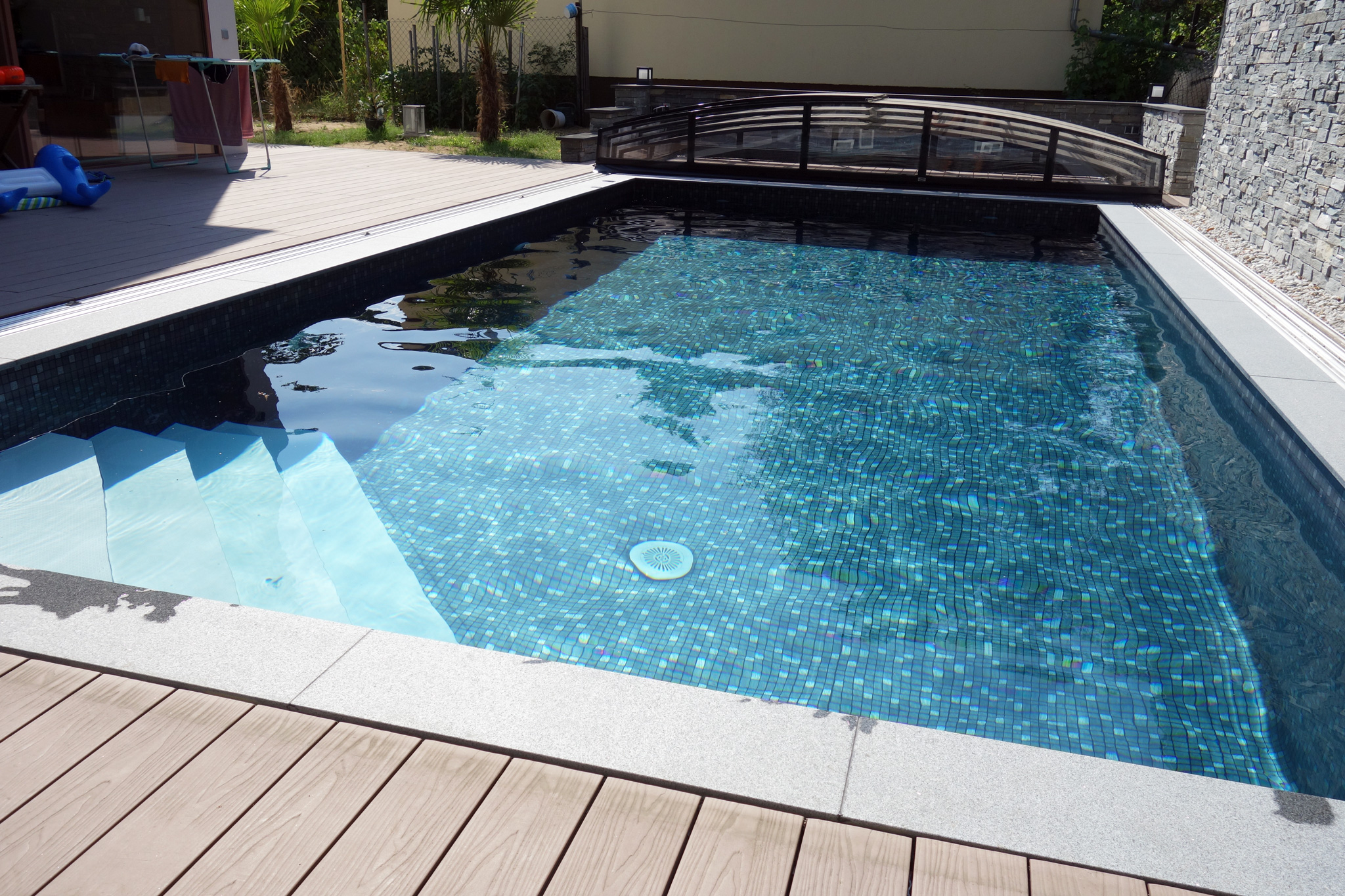 Schwimmbecken 4x8x1,5 m mit Ecktreppe, Sitzpodest und Überdachung