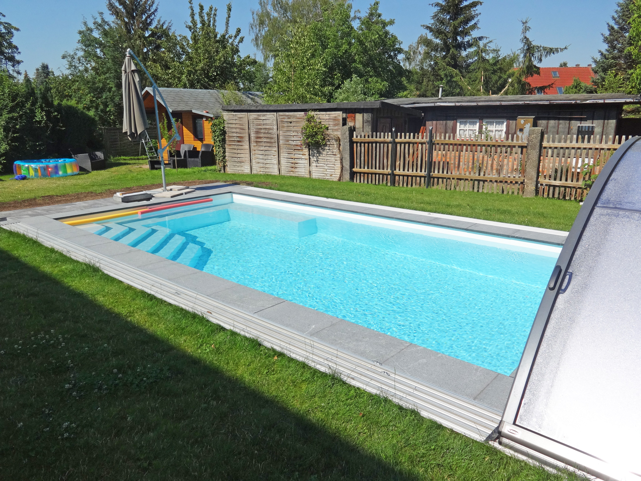 Schwimmbecken 3,8x7x1,5m mit Ecktreppe, Podest und Überdachung Premium B