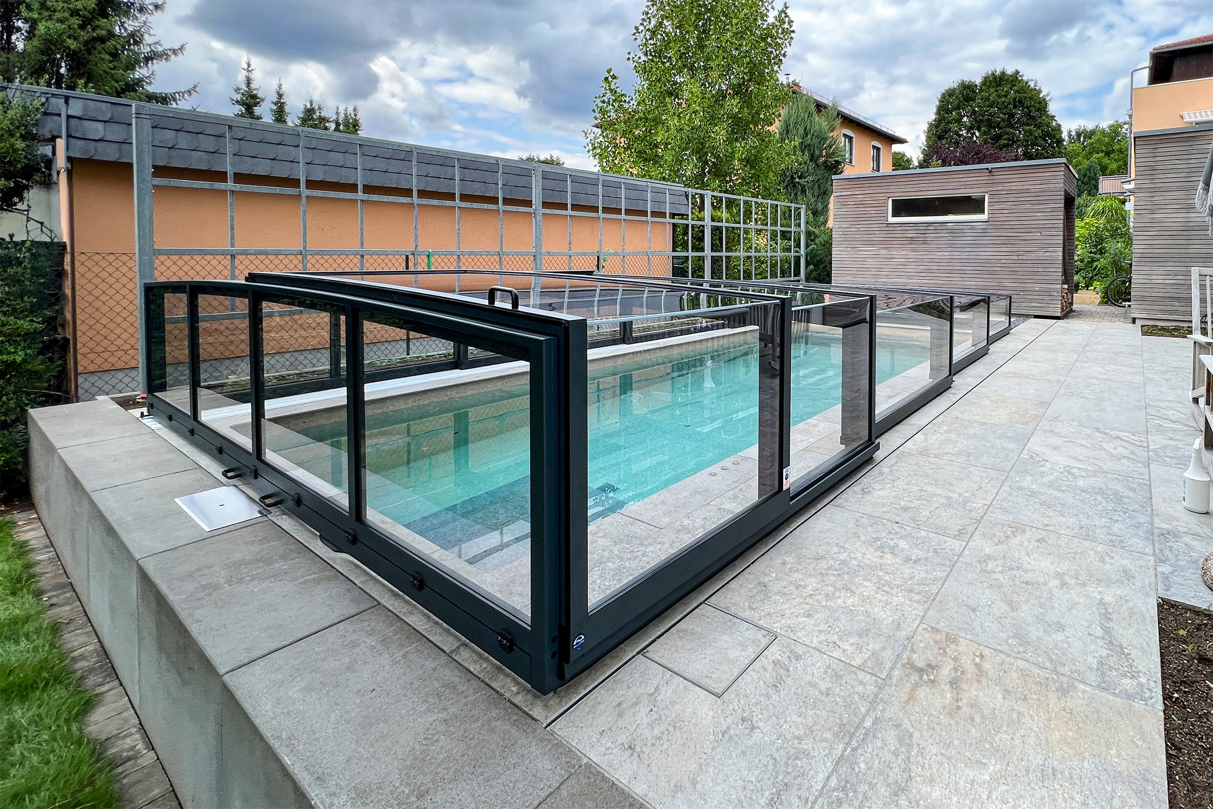 Betonschwimmbecken mit Aluna Exclusive Line Poolueberdachung