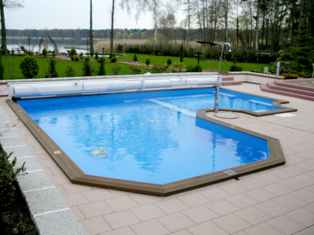 Pool mit Oberflurrollo