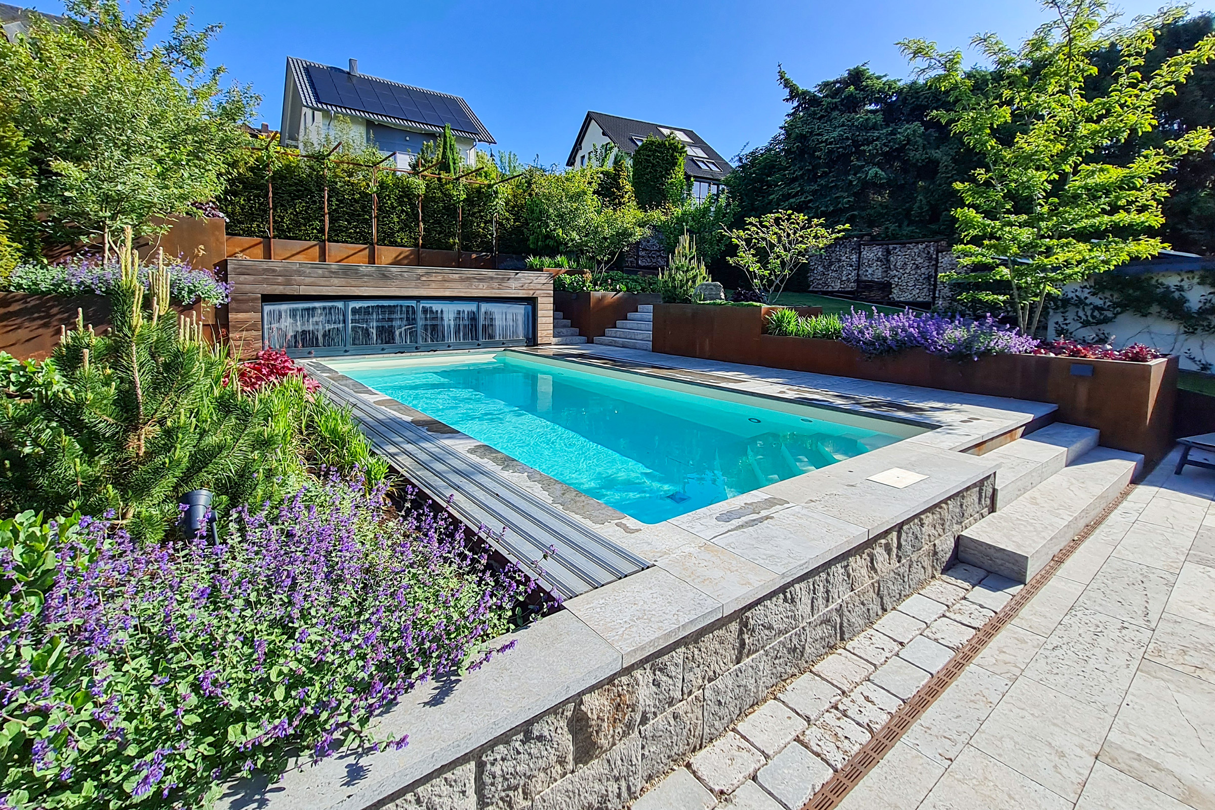 Flachwassereinstieg und großzügige Pooltreppe mit rutschfester Folienauskleidung