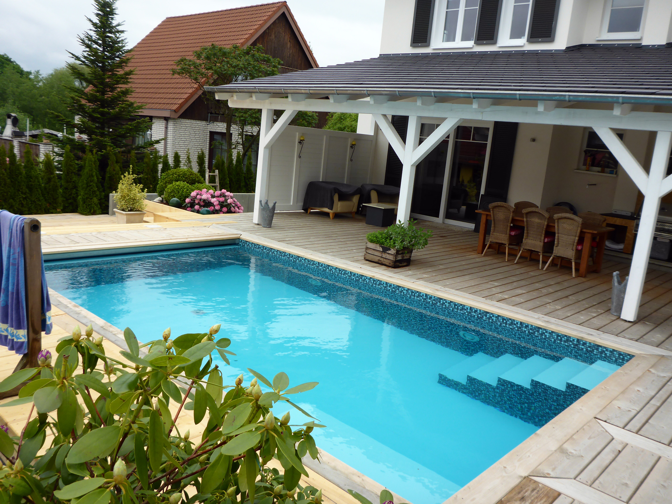 Schwimmbecken 3,8x8x1,5m mit Ecktreppe, Podest und Unterflurrollladen