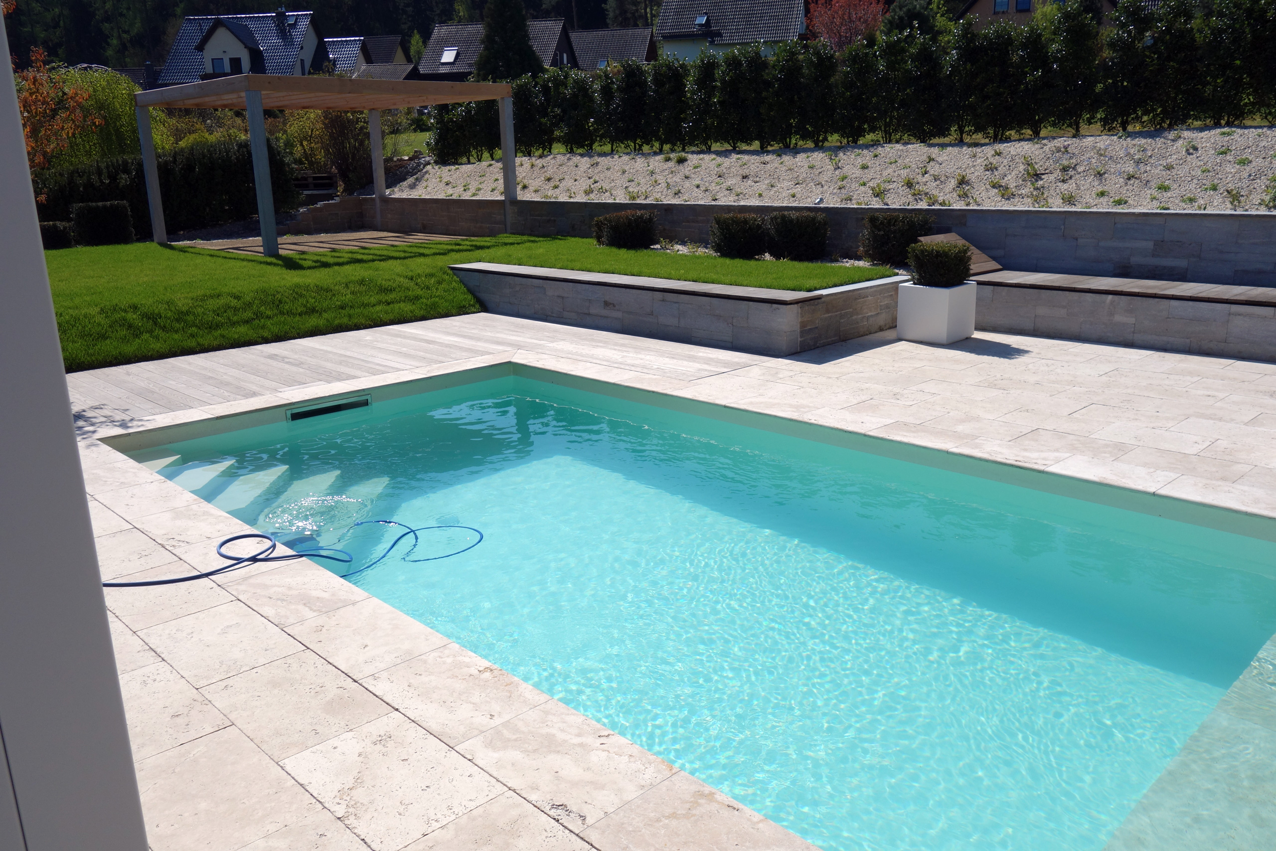 Schwimmbecken 3,5x6,9x1,5m mit Strömungsturbine und Rollladenabdeckung