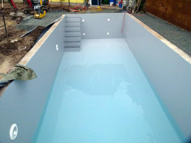 Folienauskleidung mit Einbauteilen und Treppe